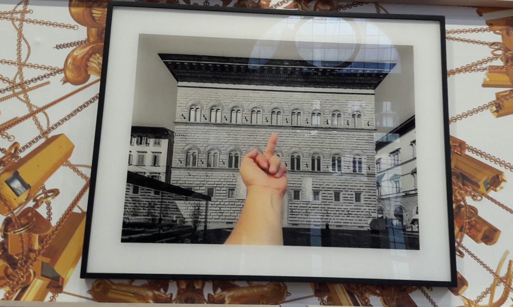 Selfie con dito Ai Weiwei a Palazzo Strozzi