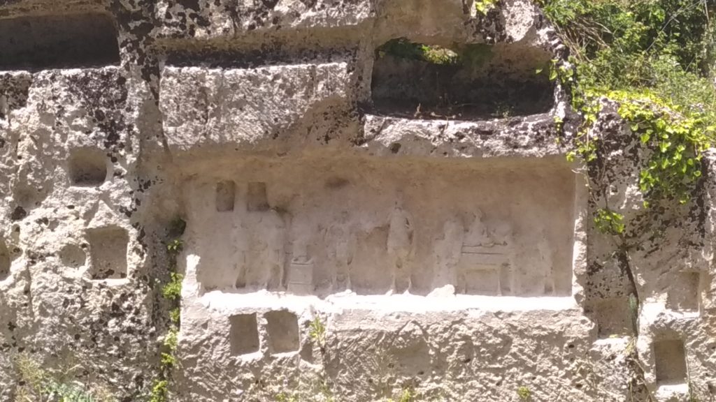 Sicilia Palazzolo Acreide bassorilievo latomie