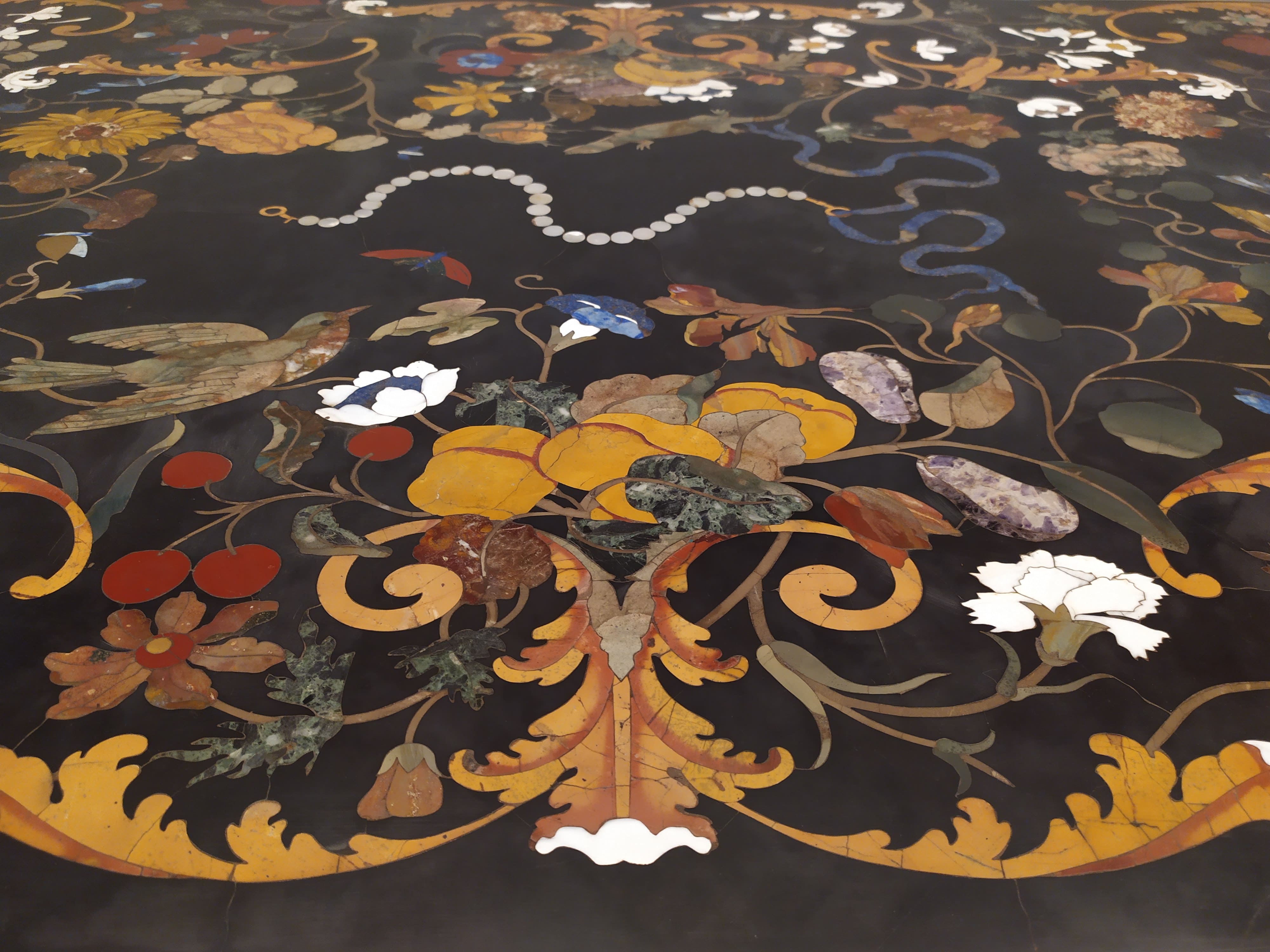 Tavolo in pietre dure realizzato all'Opificio